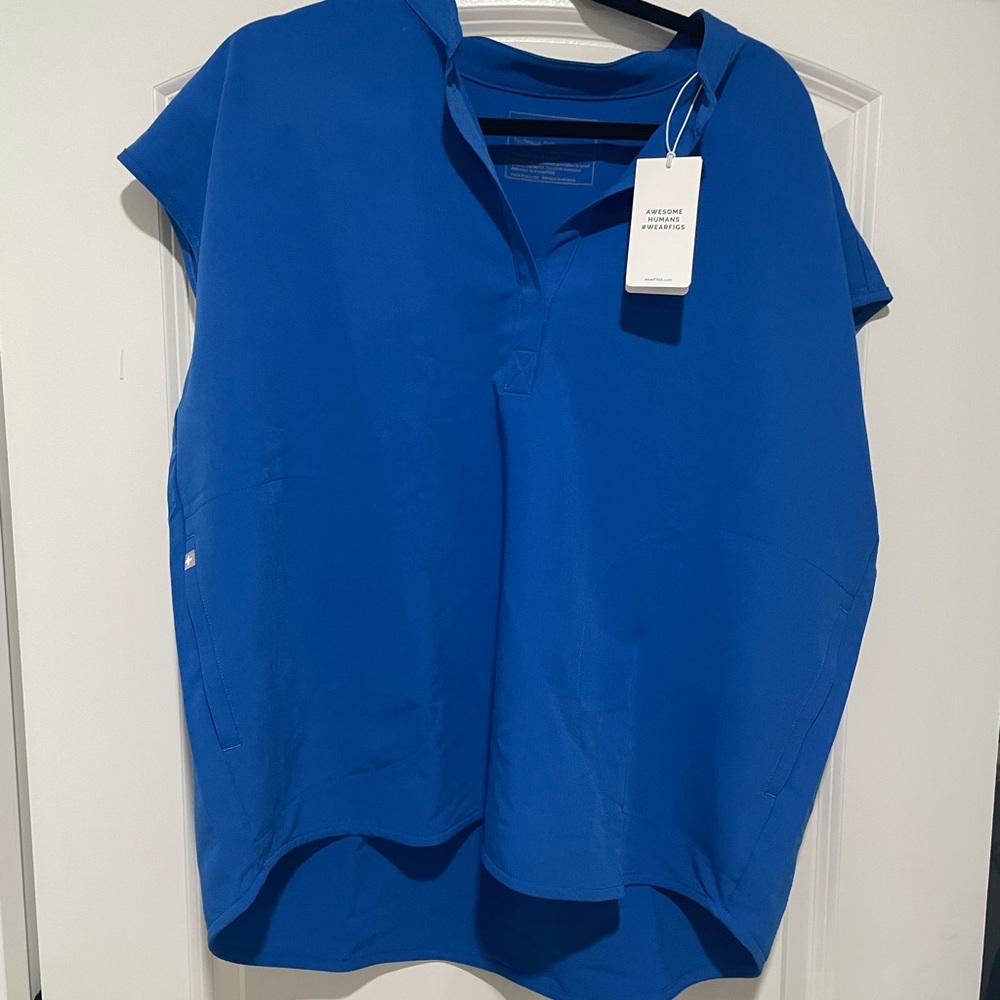 new figs scrub top